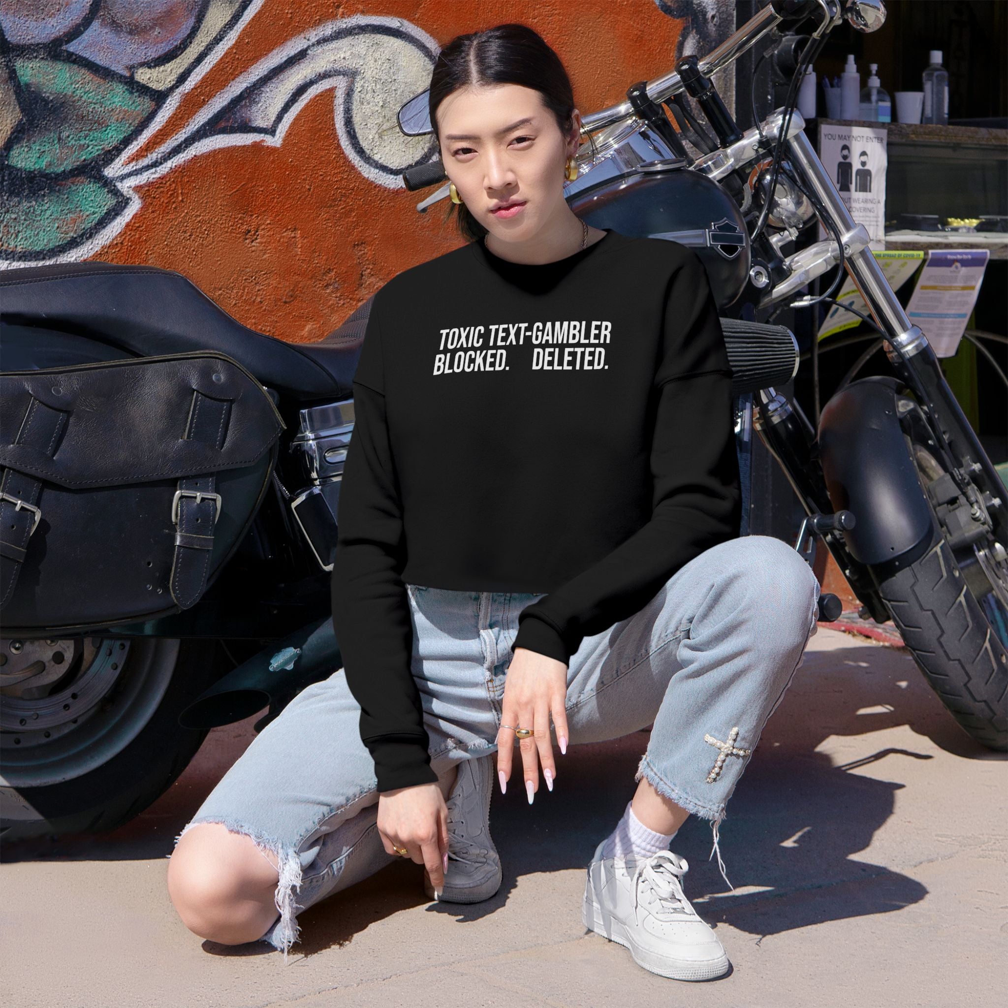 TOXIC TEXT GAMBLER CROPPED SWEATSHIRT