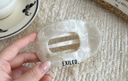 The Oval Exiled Flat Pearlized Claw Clip